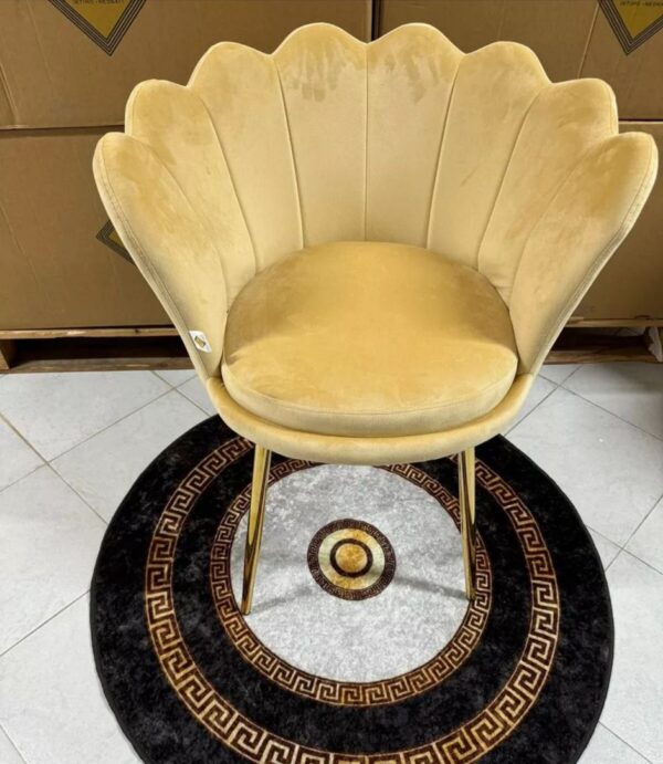 Poltrona Gialla con piedi oro