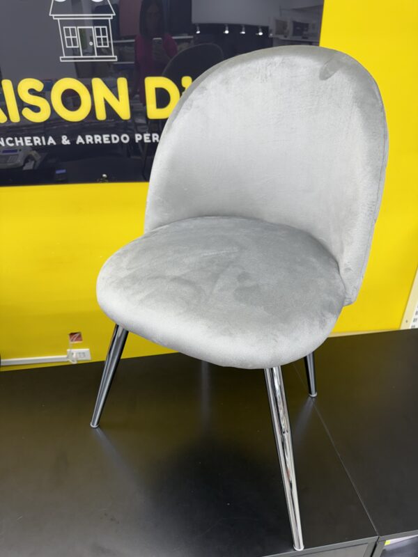 Sedia Antalya in velluto grigia con gambe metallo argento